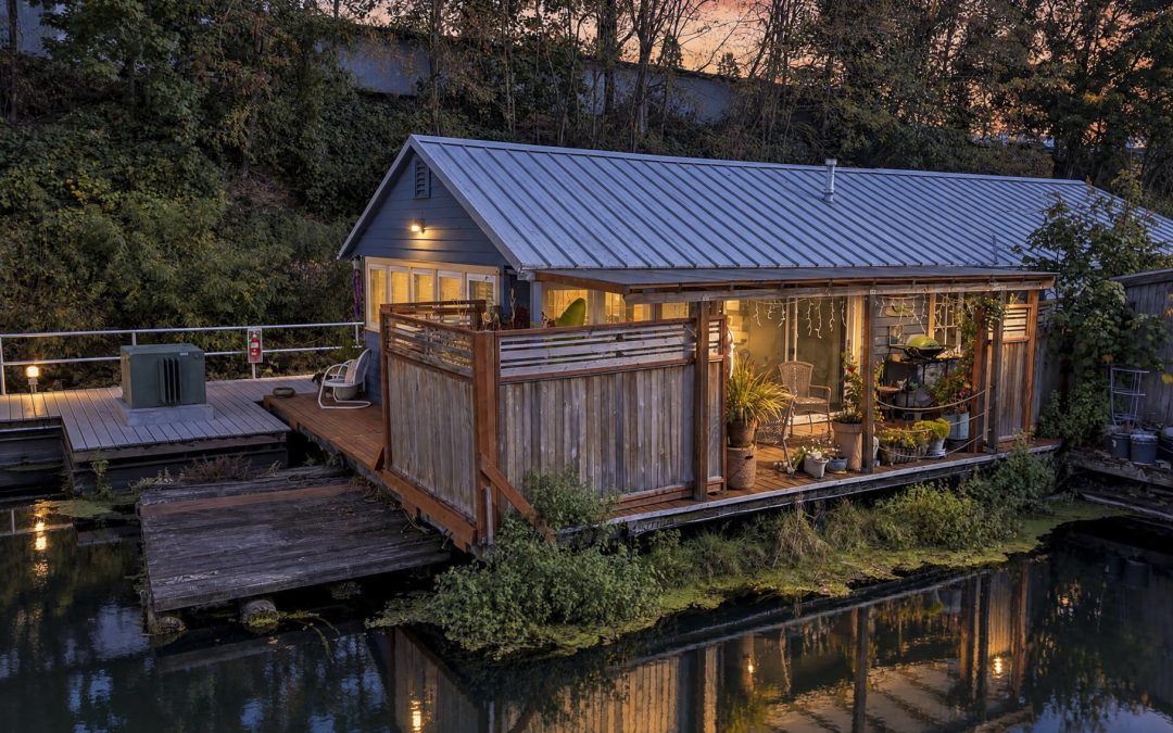 A Cozy Vintage Cottage on the River! $249,900